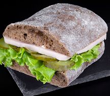 Сэндвич с индейкой, огурцами, зеленью и сливочным сыром на ржаной чиабатте