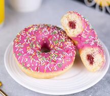 Донат с клубничной начинкой