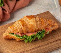 Круассан с семгой и сливочным сыром