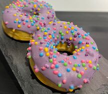 Донат с черничной начинкой