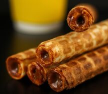 Вафельная трубочка с вареной сгущенкой
