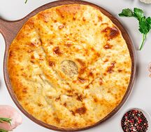 Пирог с курицей, грибами и сыром