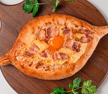 Хачапури по-аджарски с беконом