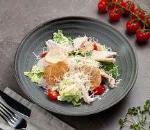 Салат Цезарь с курицей