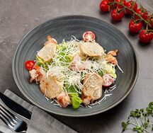 Салат Цезарь с креветками