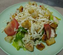 Салат Цезарь с курицей
