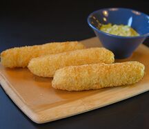 Сырные палочки из моцареллы с чесночным соусом