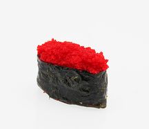 Гункан с красной икрой масаго