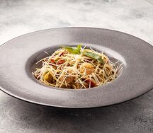 Спагетти с курицей и овощами
