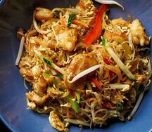 Сингапурская лапша с курицей и креветками