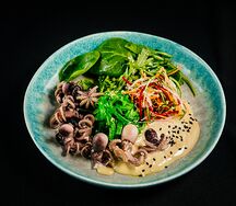 Салат с мини-осьминогами и микс-салатом