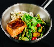 Запечённый лосось с овощами в терияки и сладком чили