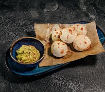 Сырные булочки с гуакамоле