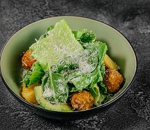 Салат с боулами из морепродуктов и пармезаном