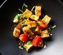 Салат с хрустящим баклажаном и томатами