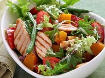 Зеленый салат с тунцом, маслинами каламата и мякотью апельсина