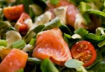 Салат с лососем, сыром и дижонским соусом