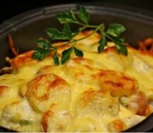 Язык запеченый с картофелем и жареным луком в сливках