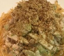 Салат с курицей, сельдереем и зеленым яблоком