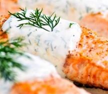 Ломтики лосося с картофелем-мини под сырным муссом
