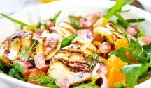 Салат с креветками, грейпфрутом и сыром халуми