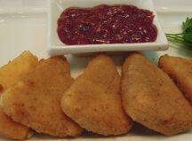Жареный сыр сулугуни с соусом из диких ягод