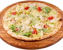 Пицца цезарь с цыпленком и листьями салата романо