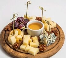 Европейские сыры с медом и орехами