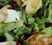 Салат с индейкой, шампиньонами и копченым сыром