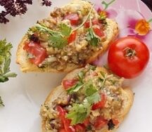 Брускетта с запеченными баклажанами и пастой из оливок