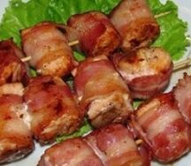 Телятина на шпажках с беконом и овощами