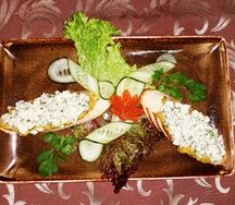 Брускетта с баклажановым муссом, оливками и сыром дор-блю