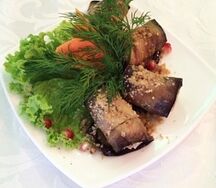 Рулетики из баклажанов с орехами