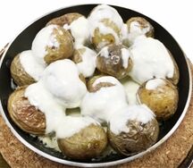 Мини-картофель под сырным соусом