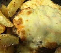 Свиная отбивная с фермерским сыром и печеным картофелем