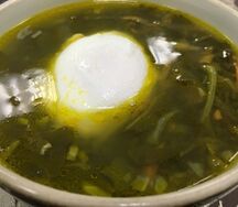 Щи зеленые с яйцом-пашот и деревенской сметаной