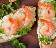 Брускетта с креветкой, гуакамоле и лаймом