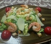 Классический салат цезарь с креветками