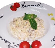 Лингвини с ломтиками куриного филе и шампиньонами