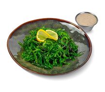 Салат Чука с ореховым соусом