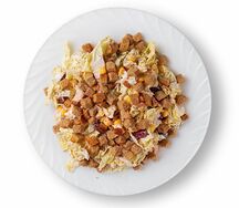 Салат с курицей и ржаными гренками