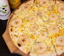 Пицца с сыром дорблю и грушей