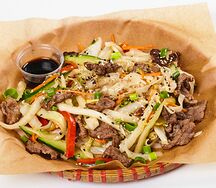 Wok с рисовой лапшой и говядиной