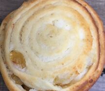 Улитка с творогом и изюмом