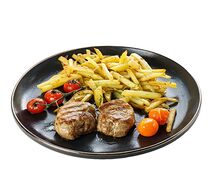 Медальоны из cвинoй вырезки с жареным картофелем