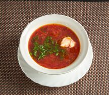 Борщ с мраморной говядиной и сметаной