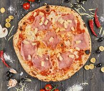 Пицца с ветчиной и ананасами