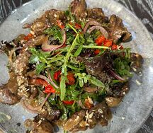 Салат с карамелизированной куриной печенью