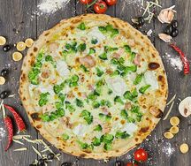 Пицца с лососем и брокколи