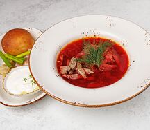 Борщ с пампушкой и салом